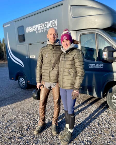 Björn Svensson och Frida Seger framför sin nya hästlastbil av modellen Clear Round Stuteri.