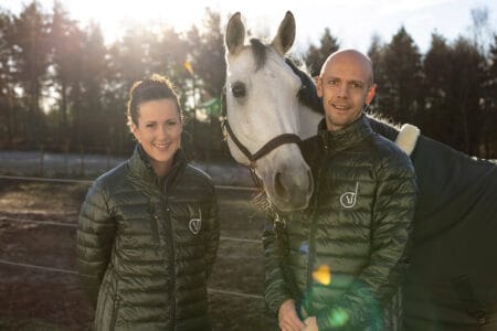 Frida Seger och Björn Svensson med häst mellan sig.